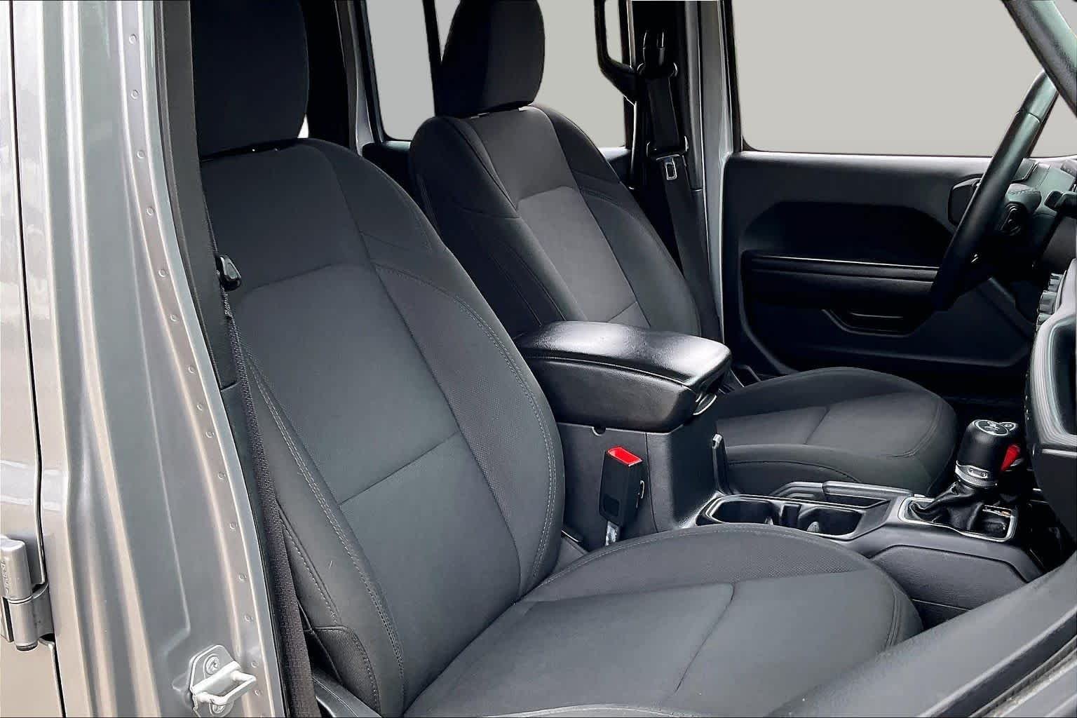 Used 2018 Billet Silver Metallic Clearcoat Jeep Sport S image 9