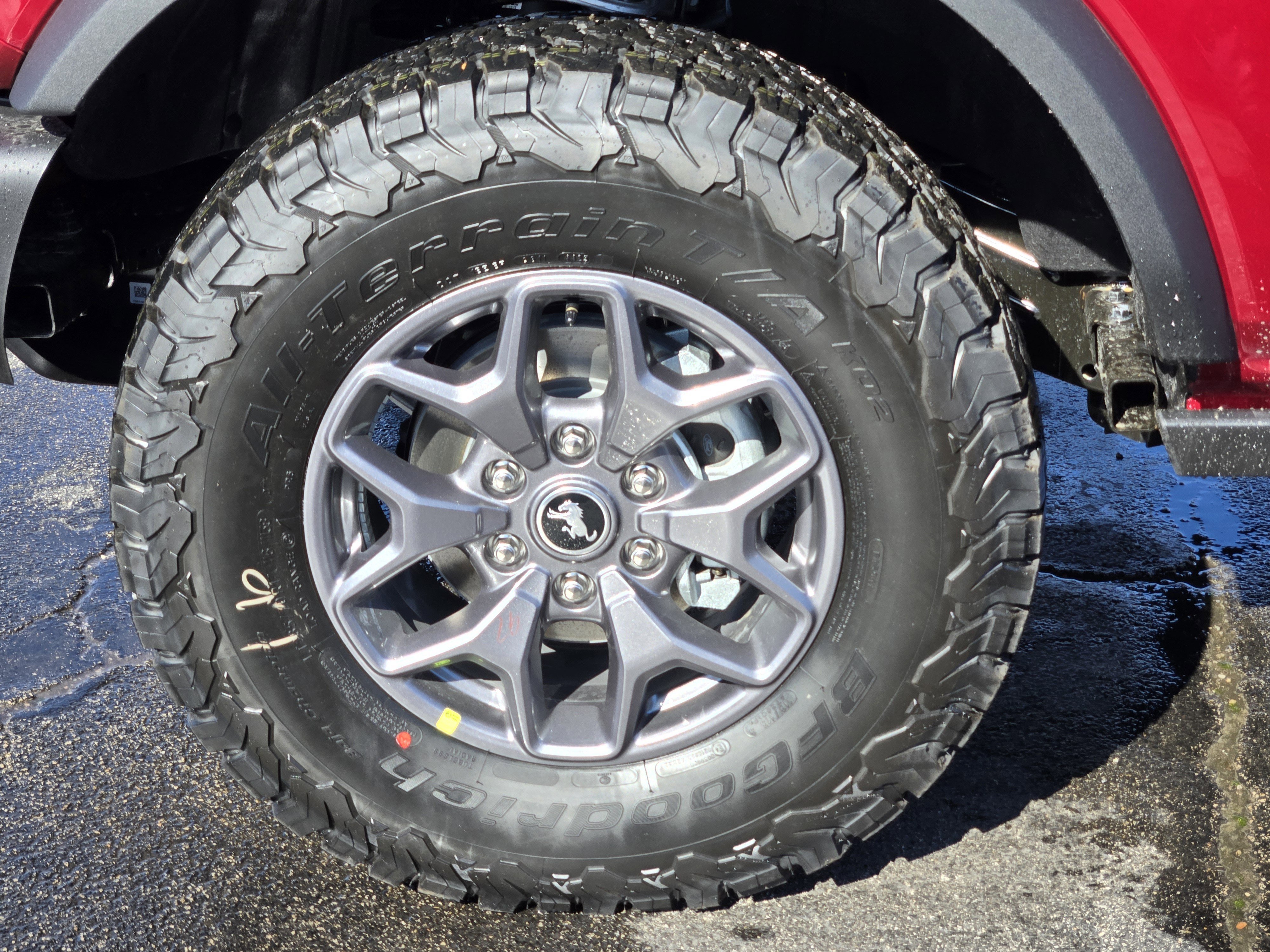 New 2025 Ruby Red Metallic Tntd Clearcoat Ford Badlands image 7