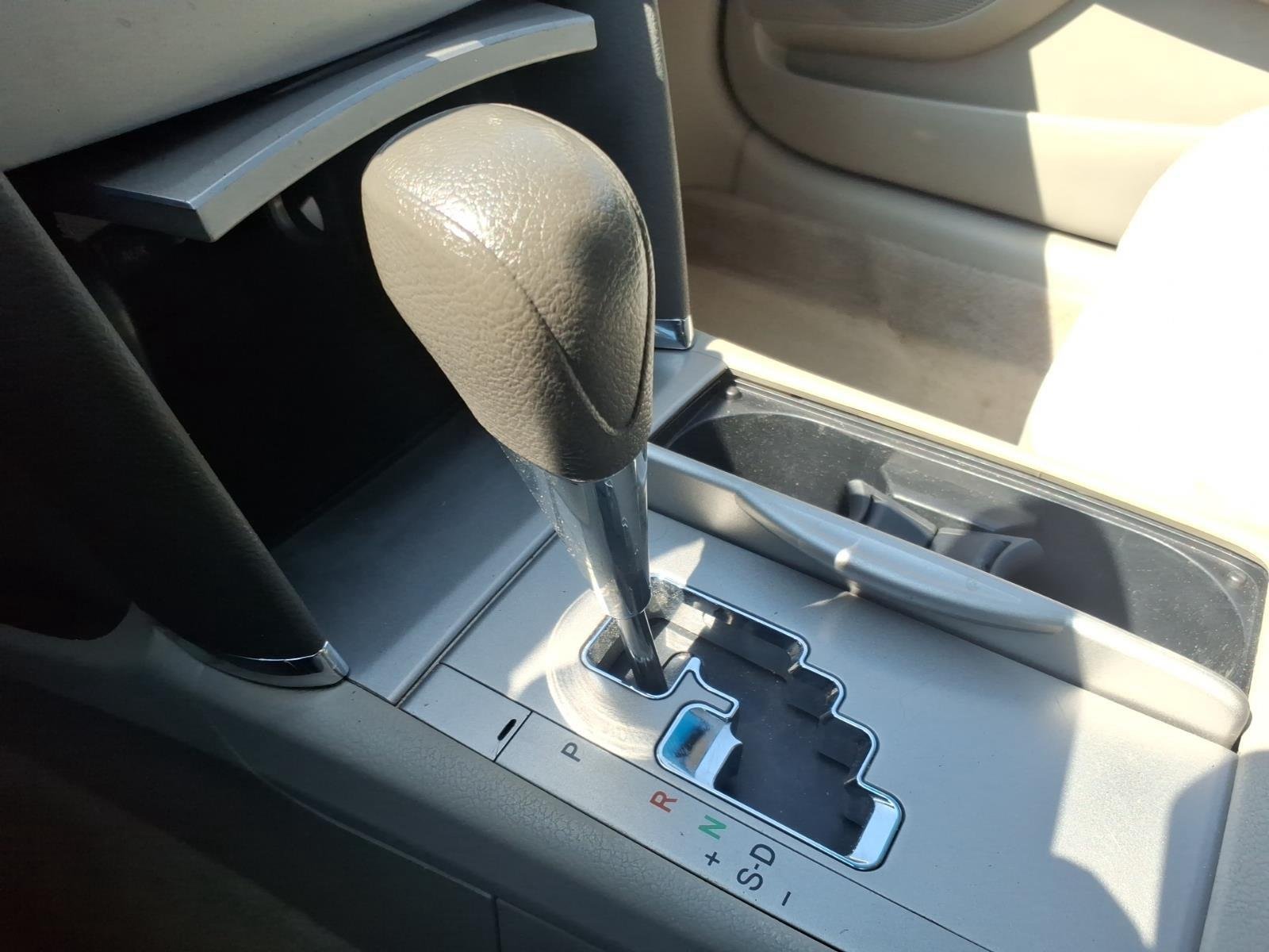 Used 2010  Toyota LE image 4