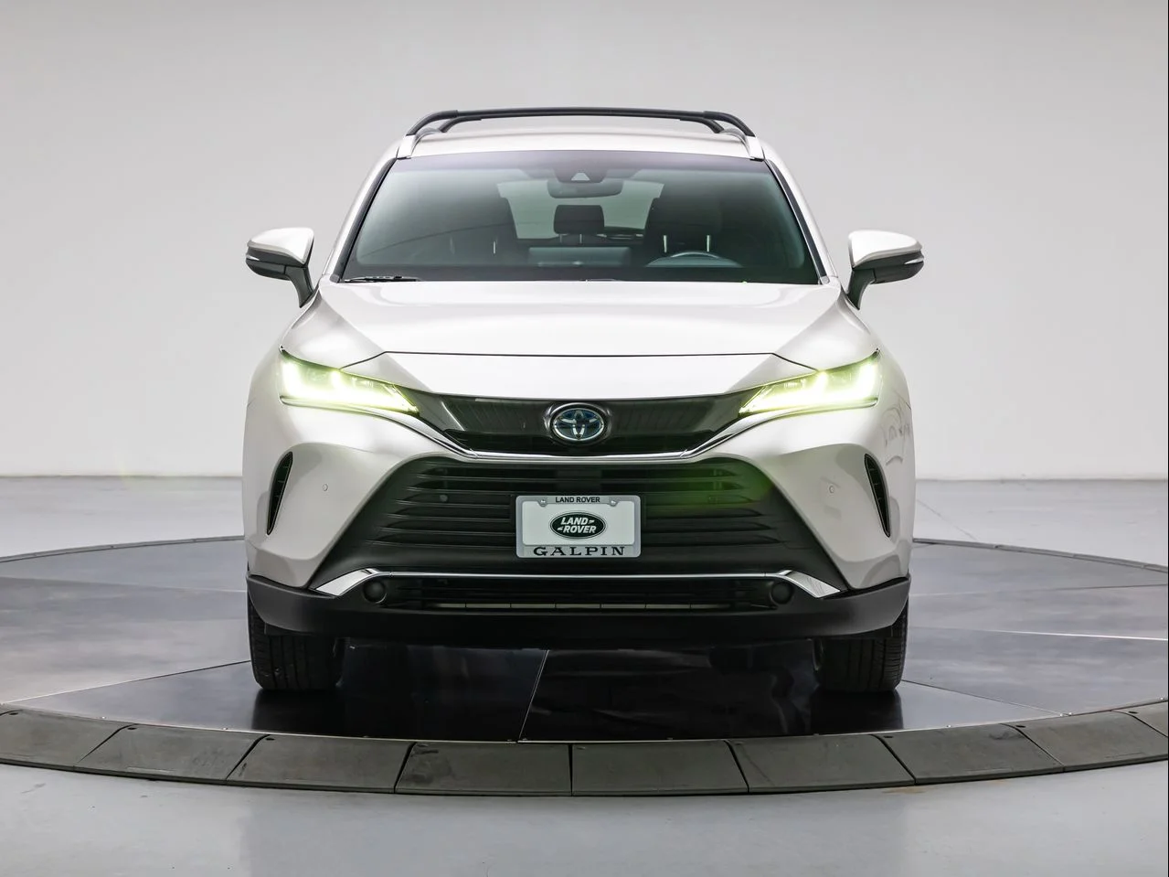 Used 2022 Titanium Glow Toyota XLE image 8