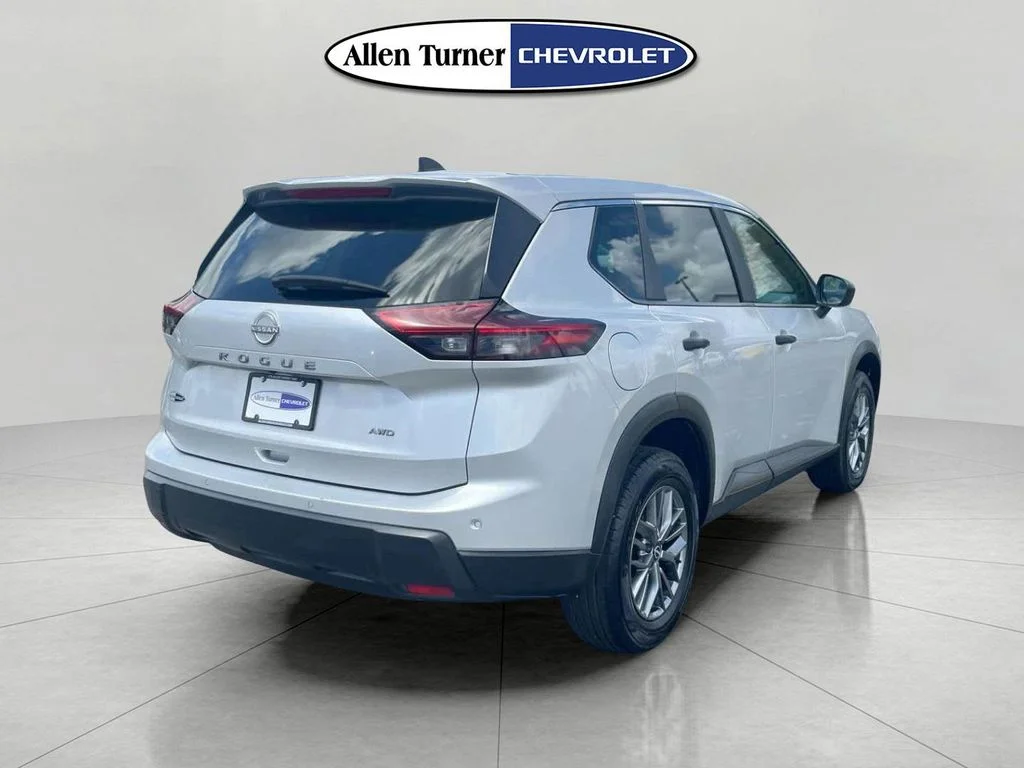 Used 2024 Silver Nissan S image 4