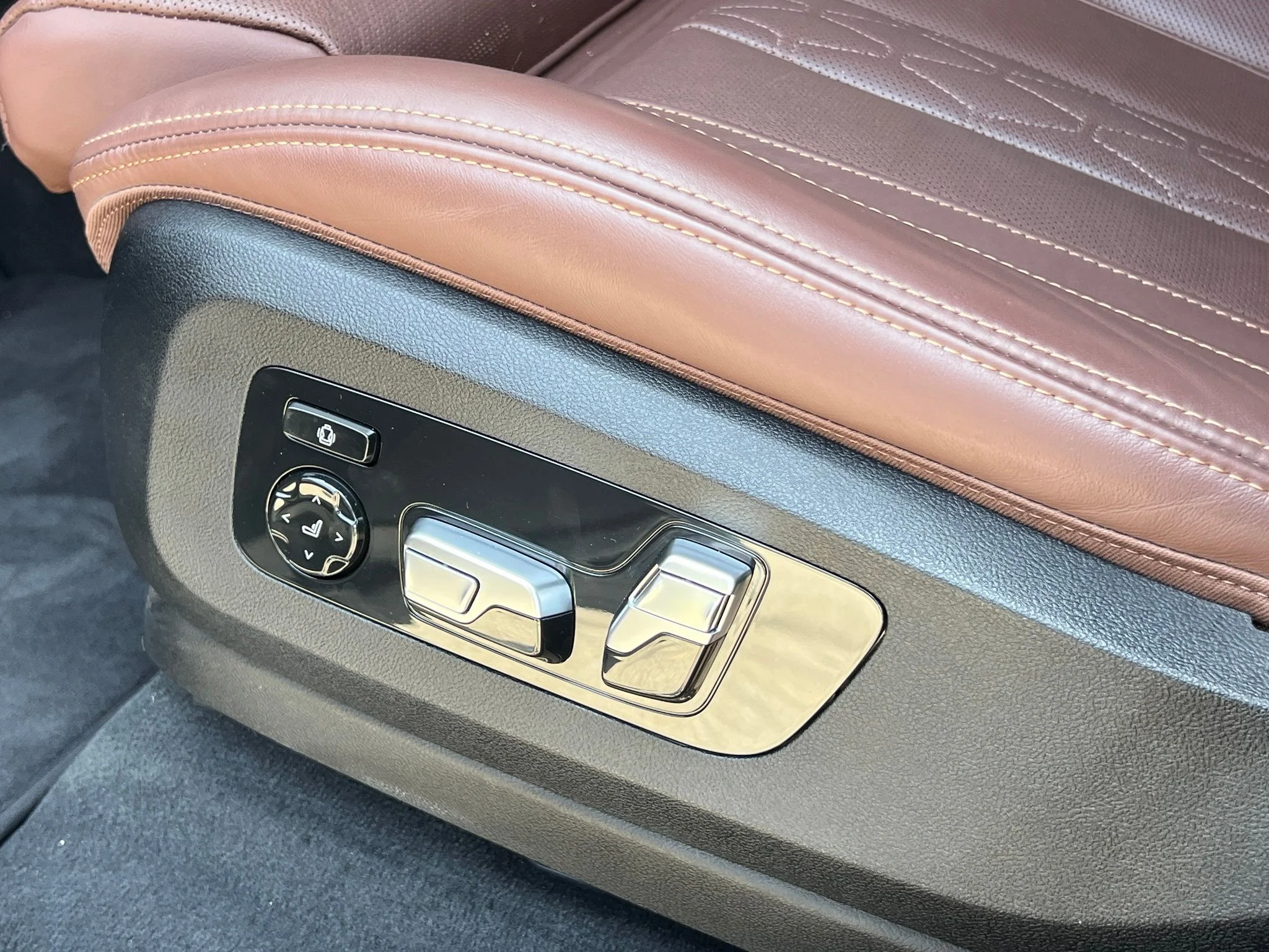 Used 2024 Gray BMW M60i image 35