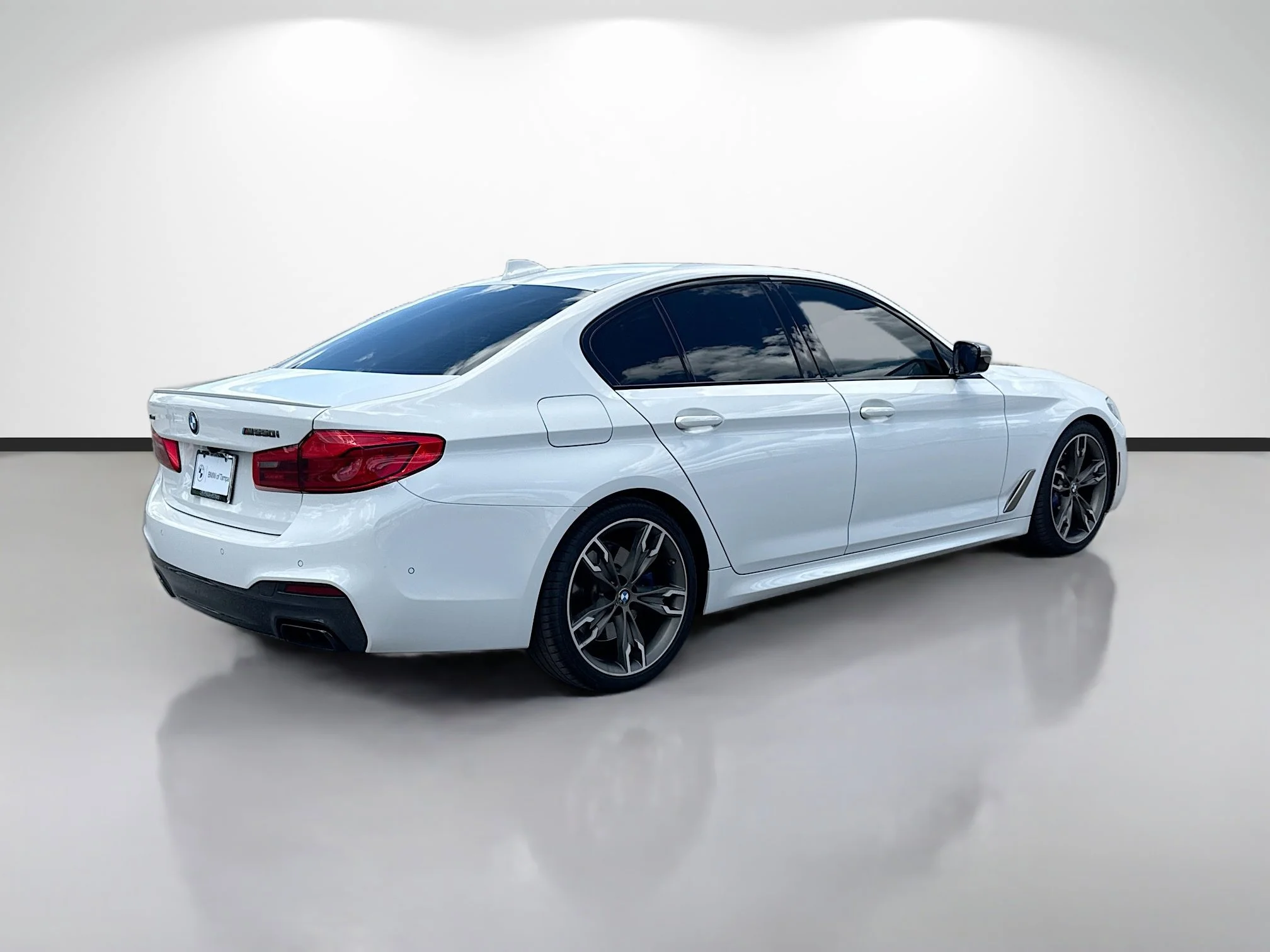 Used 2019 Alpine White BMW M550i xDrive image 3
