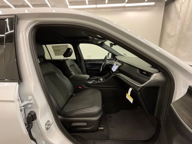 New 2026 Bright White Clear-Coat Exterior Paint Jeep Altitude image 23