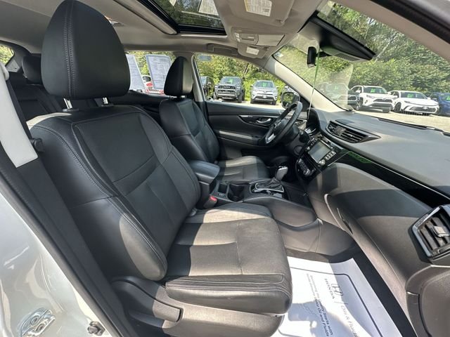 Used 2017 White Nissan SL image 28