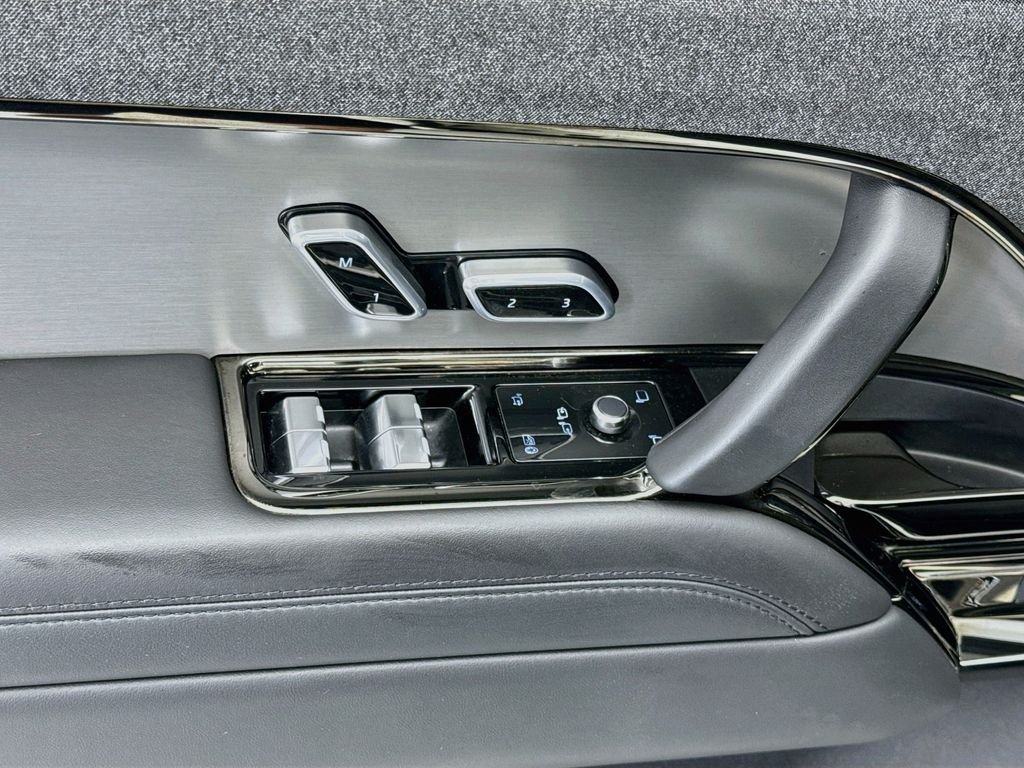 Certified Used 2025 Fuji White Land Rover Dynamic SE image 22