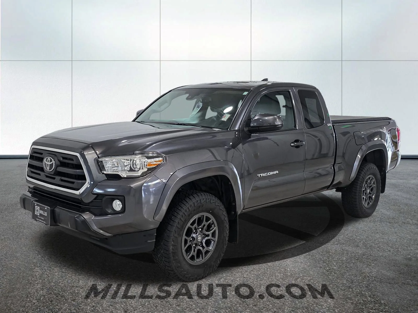 Used 2018 Toyota Tacoma SR5 with VIN 5TFSZ5AN5JX137613 for sale in Willmar, Minnesota