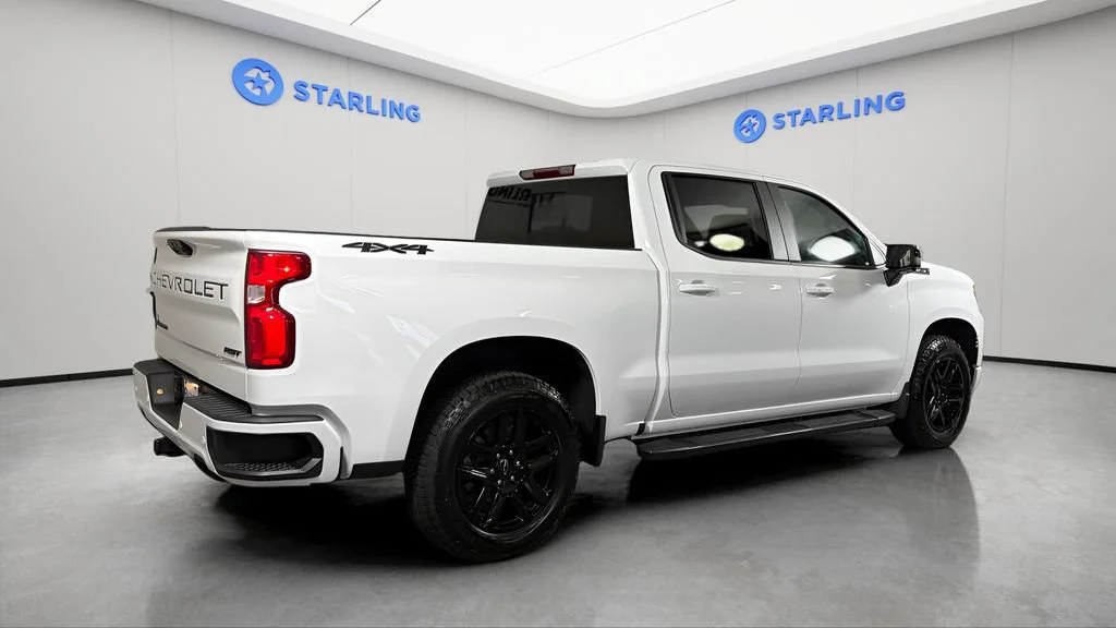 Used 2025 Summit White Chevrolet RST image 9