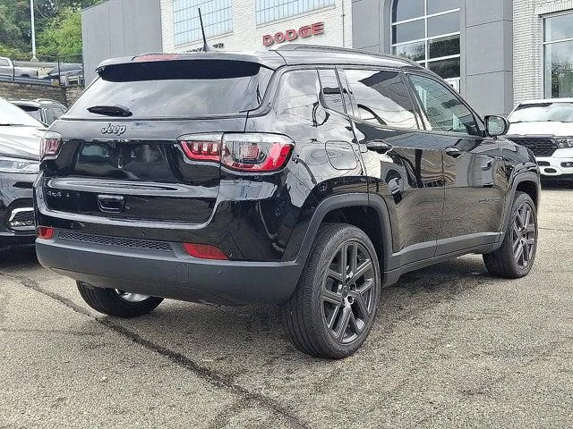 New 2026 Diamond Black Crystal Pearl-Coat Exterior Paint Jeep Limited image 4