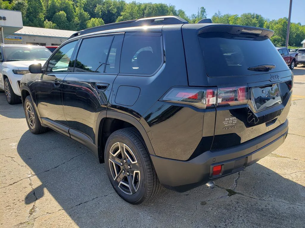New 2026 Diamond Black Crystal Pearl-Coat Exterior Paint Jeep Limited image 6