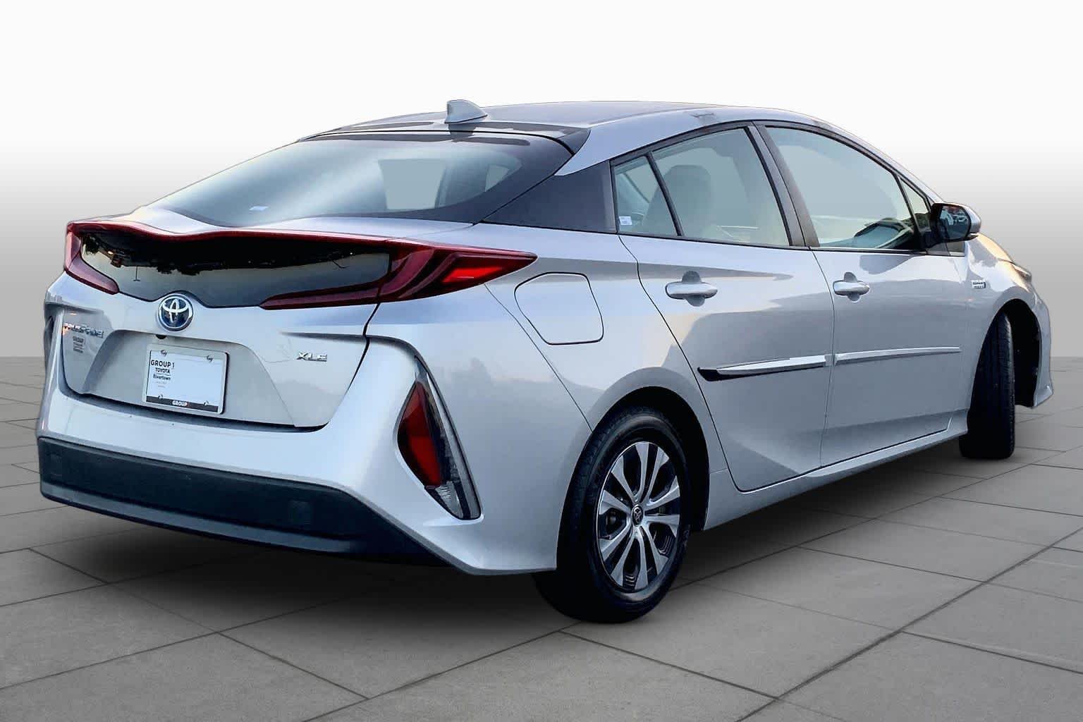 Used 2021 Classic Silver Metallic Toyota XLE image 13
