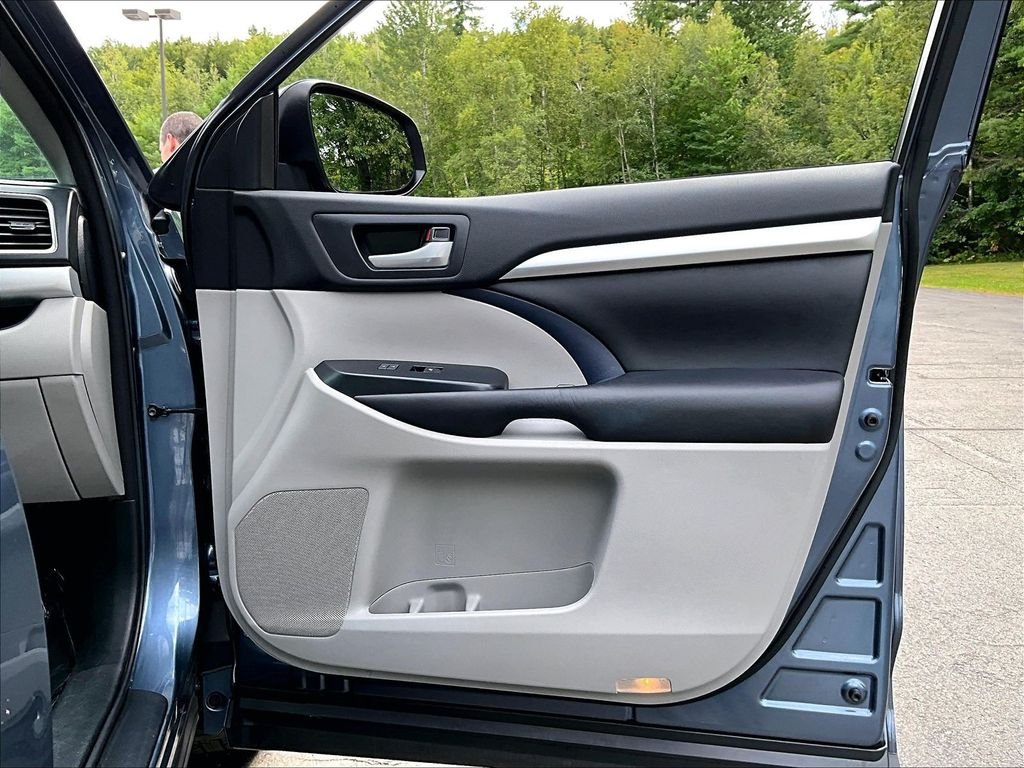 Used 2017 Shoreline Blue Pearl Toyota XLE image 12