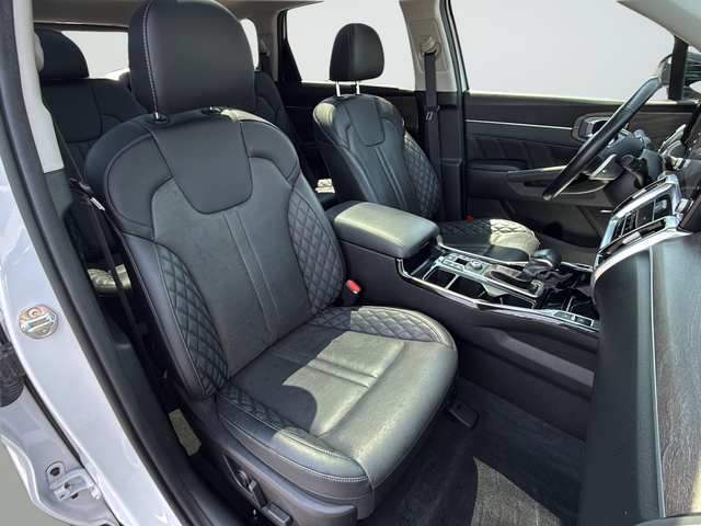 Used 2022 White Kia X-Line SX Prestige image 26