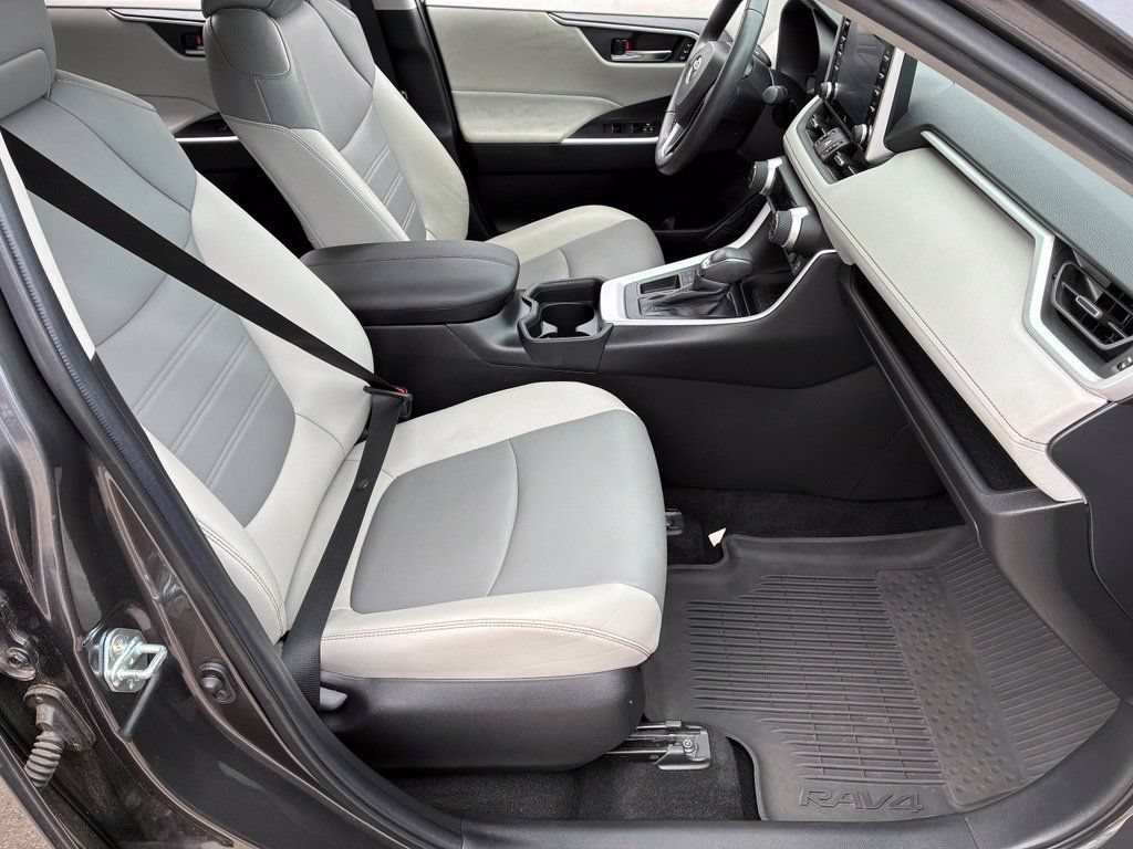 Used 2021 Gray Toyota XLE Premium image 36