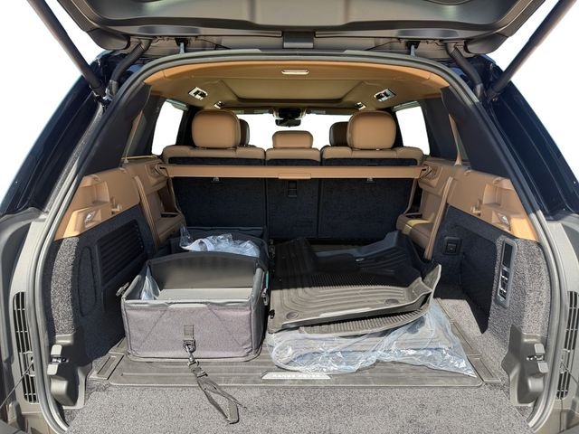 New 2026 Santorini Black Land Rover SE image 18