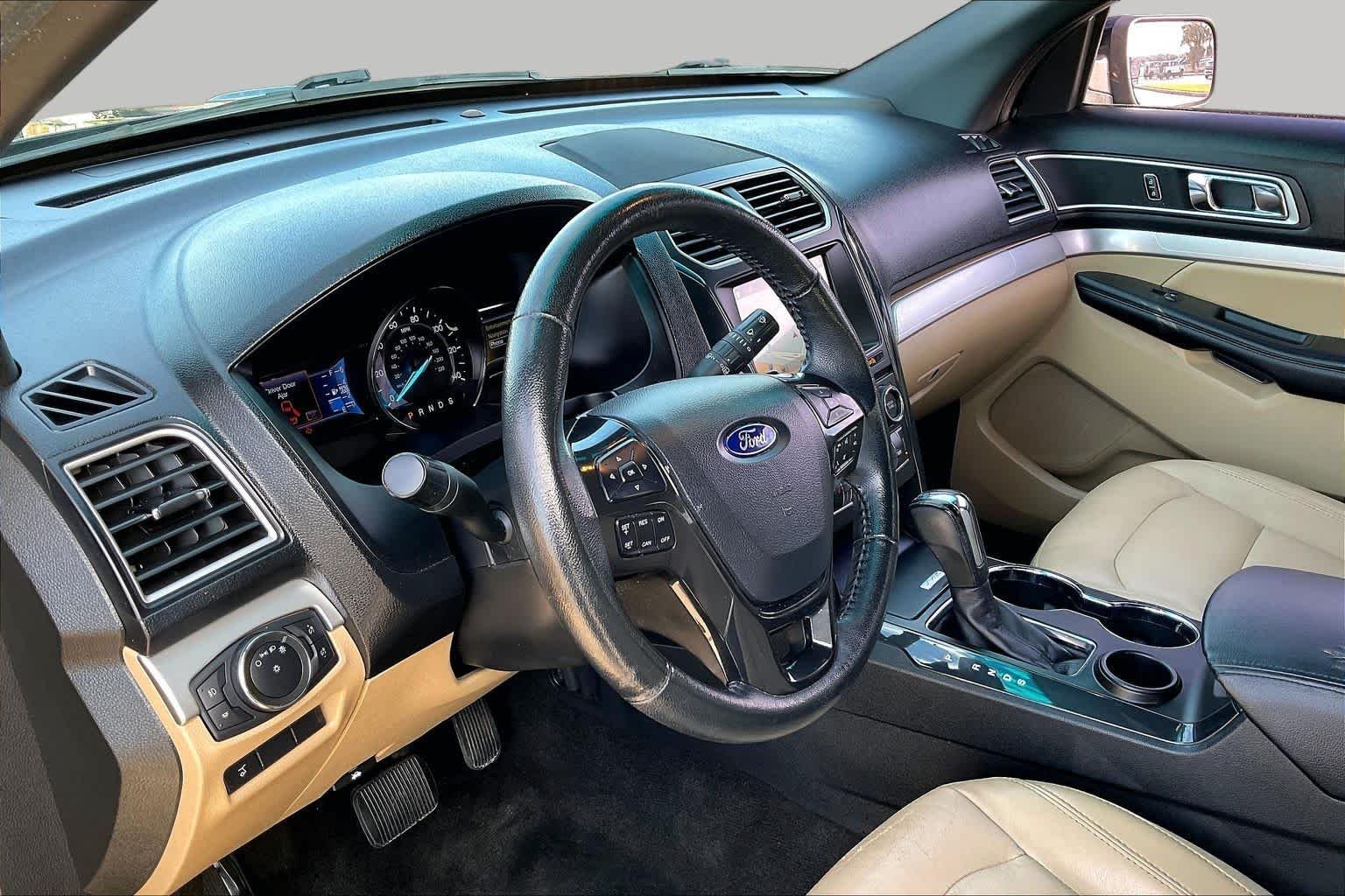 Used 2017 Smoked Quartz Metallic Tinted Clearcoat Ford XLT image 17