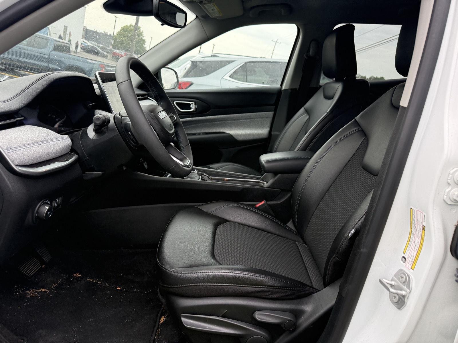 Used 2022 Bright White Clearcoat Jeep Latitude image 3