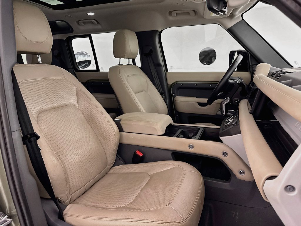 Used 2024 Green Land Rover S image 29
