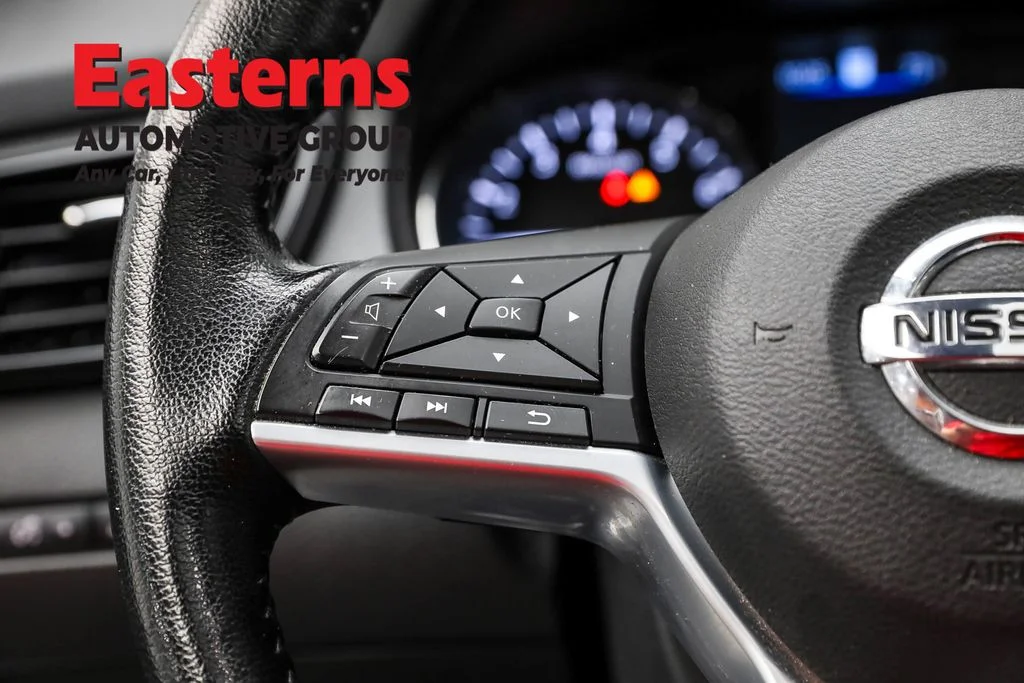 Used 2022 Silver Nissan SL image 15