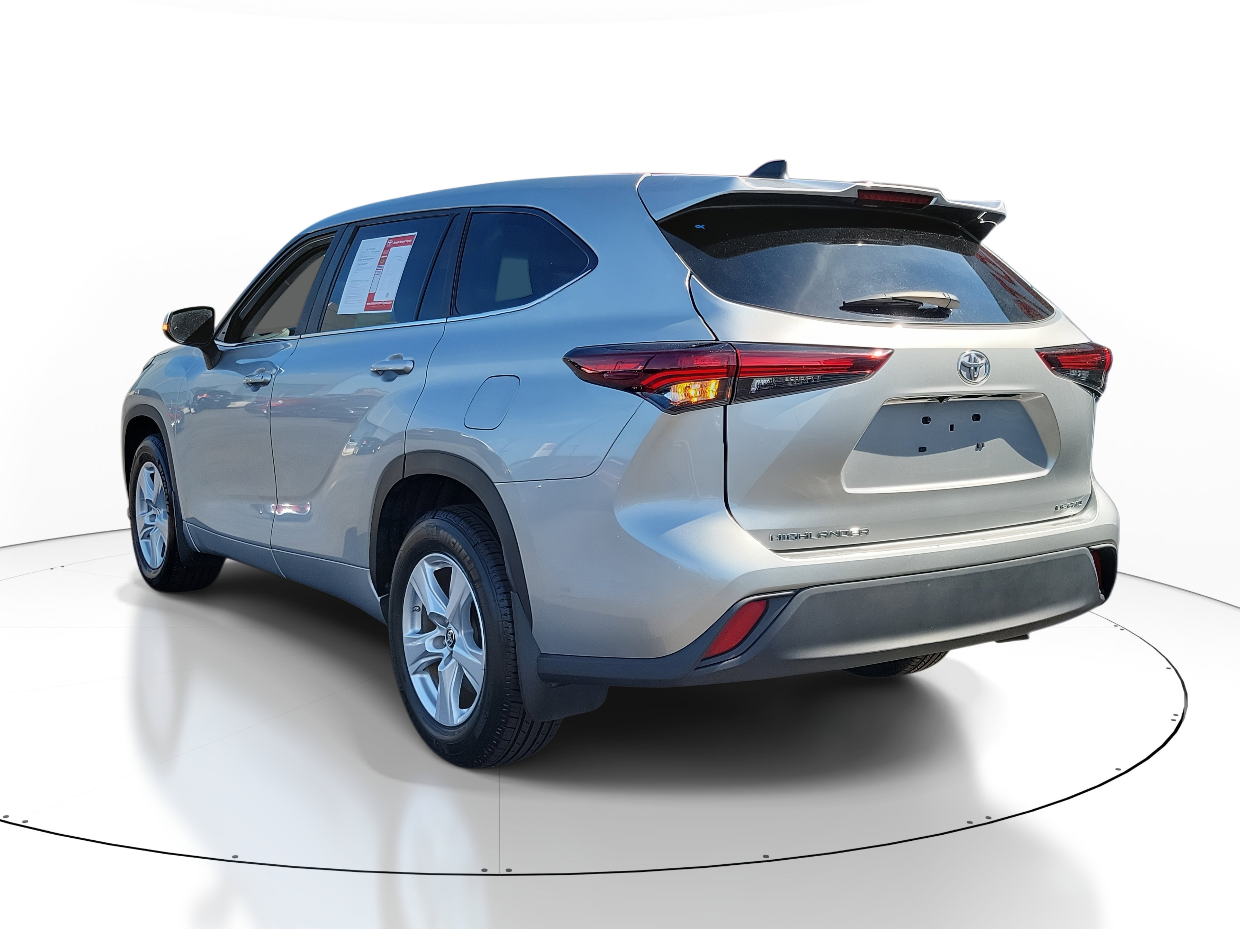 2024 Toyota Highlander LE - Photo 3