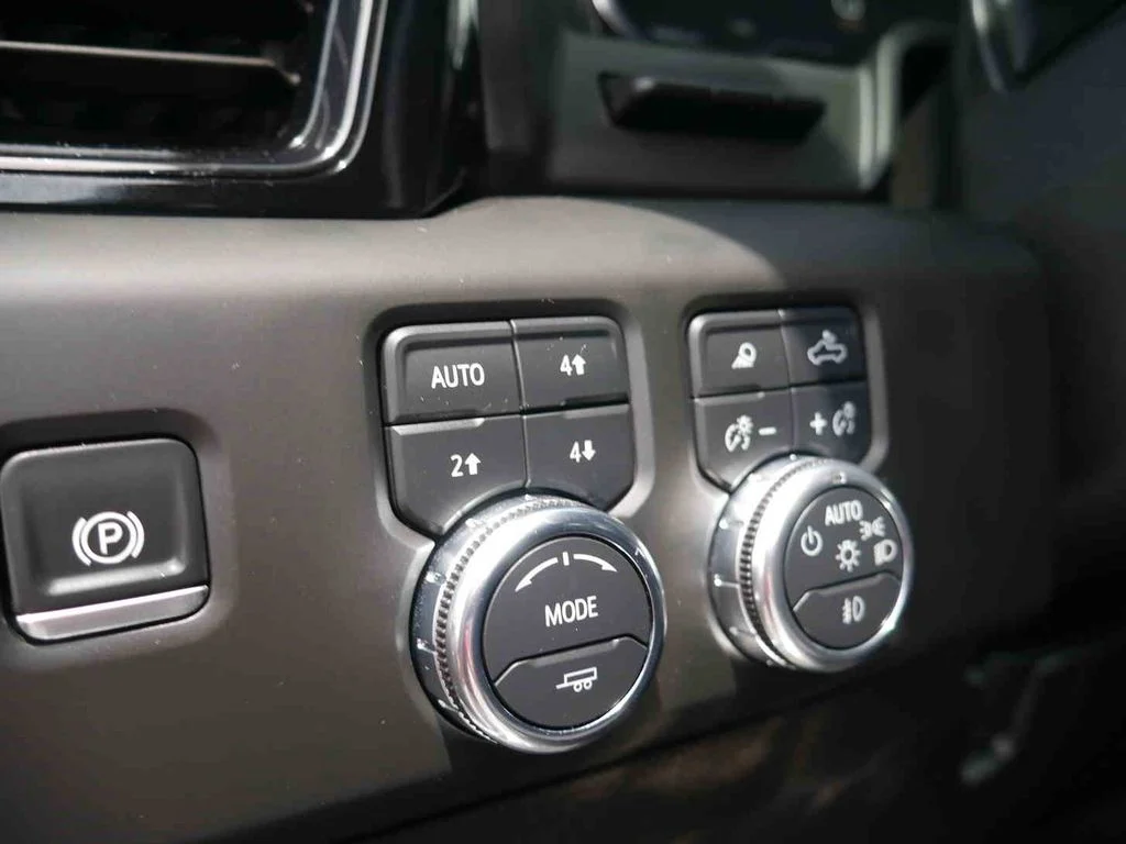 Used 2025 White GMC AT4 image 37