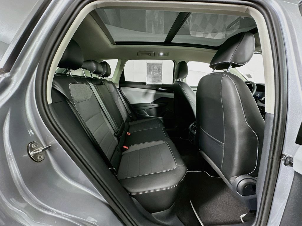 Used 2022 Silver Metallic Volkswagen 1.5T SE image 29