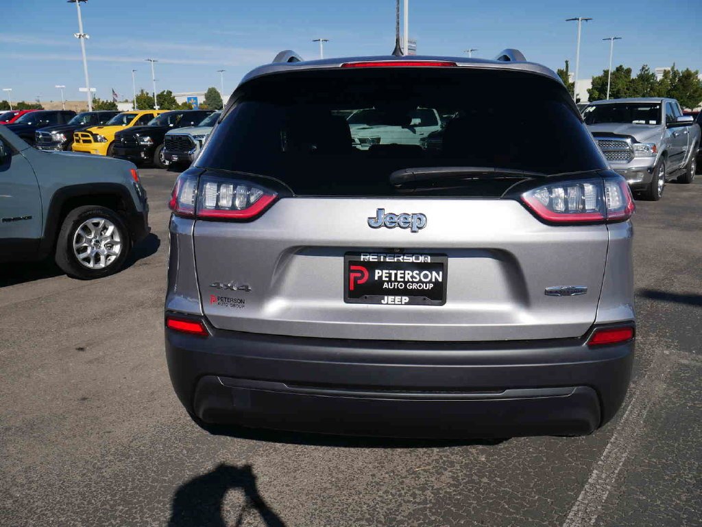 Used 2021 Silver Jeep Latitude image 16