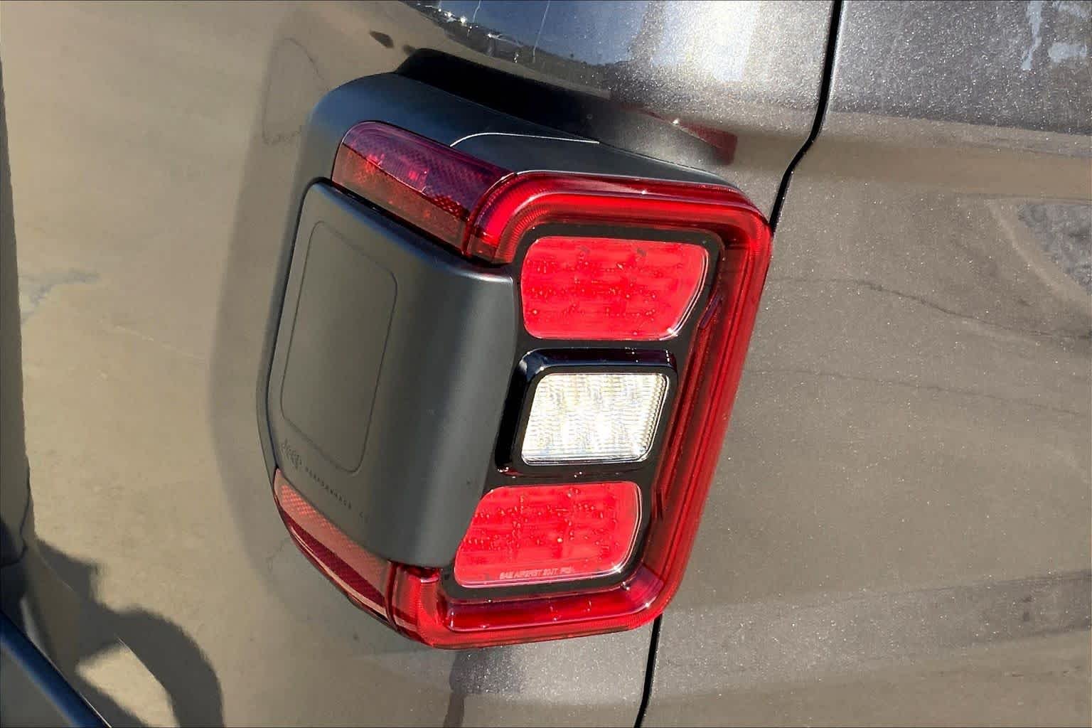 Used 2025 Granite Crystal Metallic Clearcoat Jeep Rubicon image 26