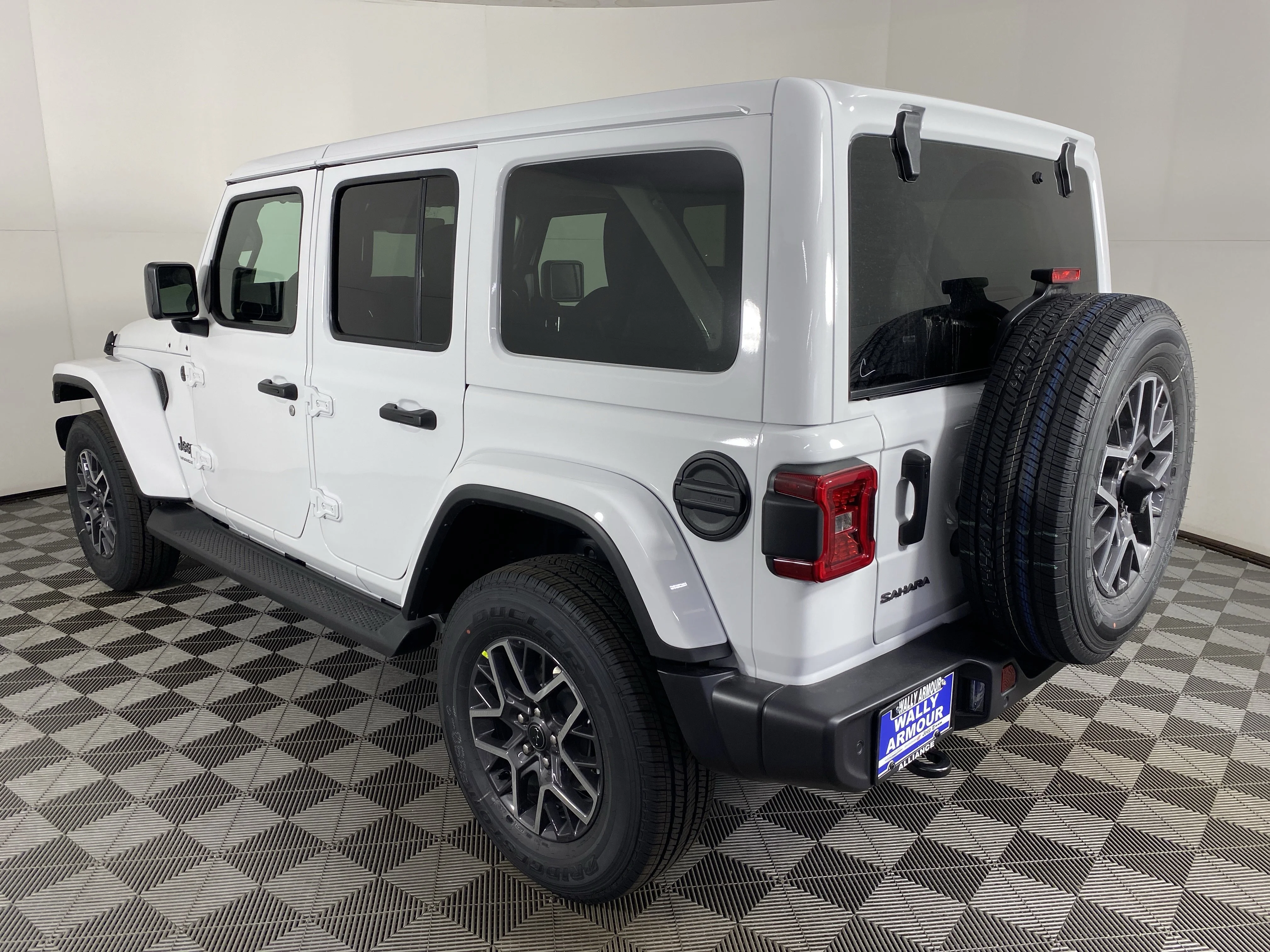 New 2026 Bright White Clear-Coat Exterior Paint Jeep Sahara image 9