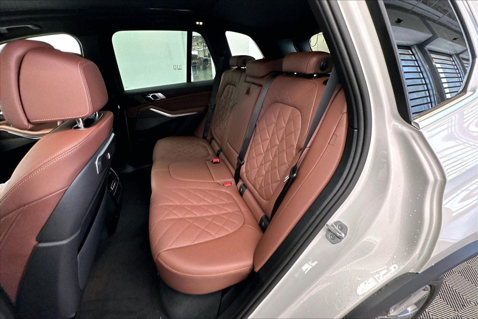 New 2026 Mineral White Metallic BMW xDrive50e image 29