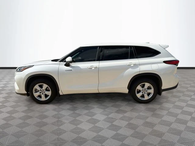 Used 2020 White Toyota LE image 6