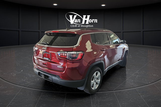 Used 2022 Velvet Red Pearlcoat Jeep Latitude image 7