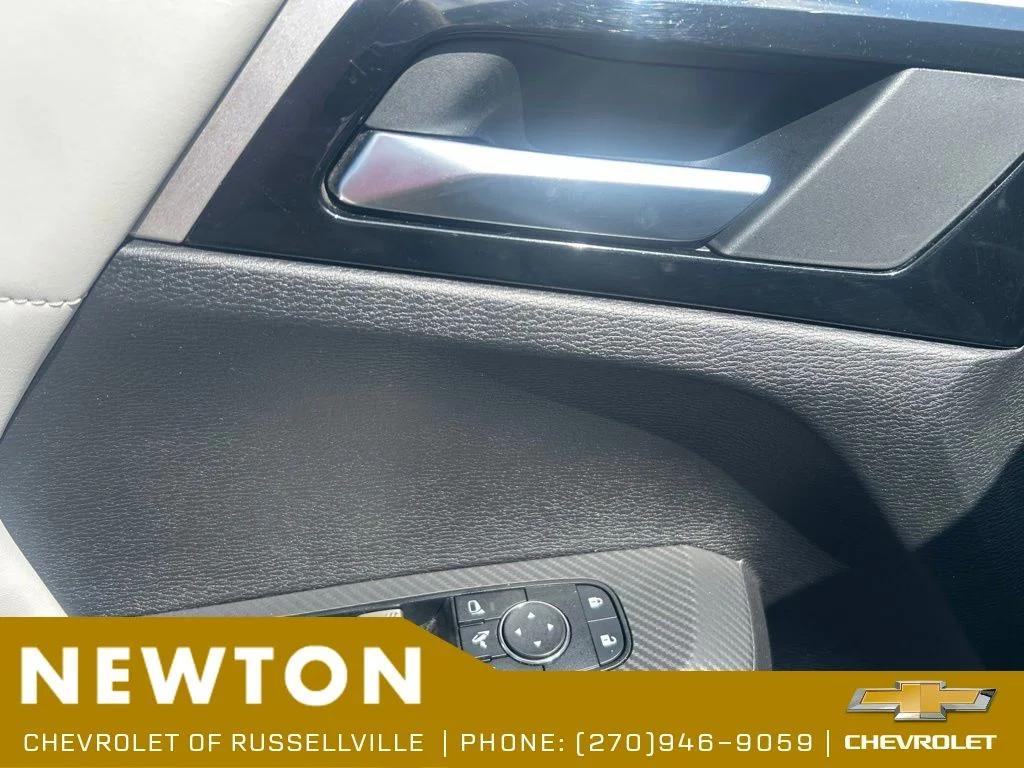 Used 2025  Mitsubishi SE image 9