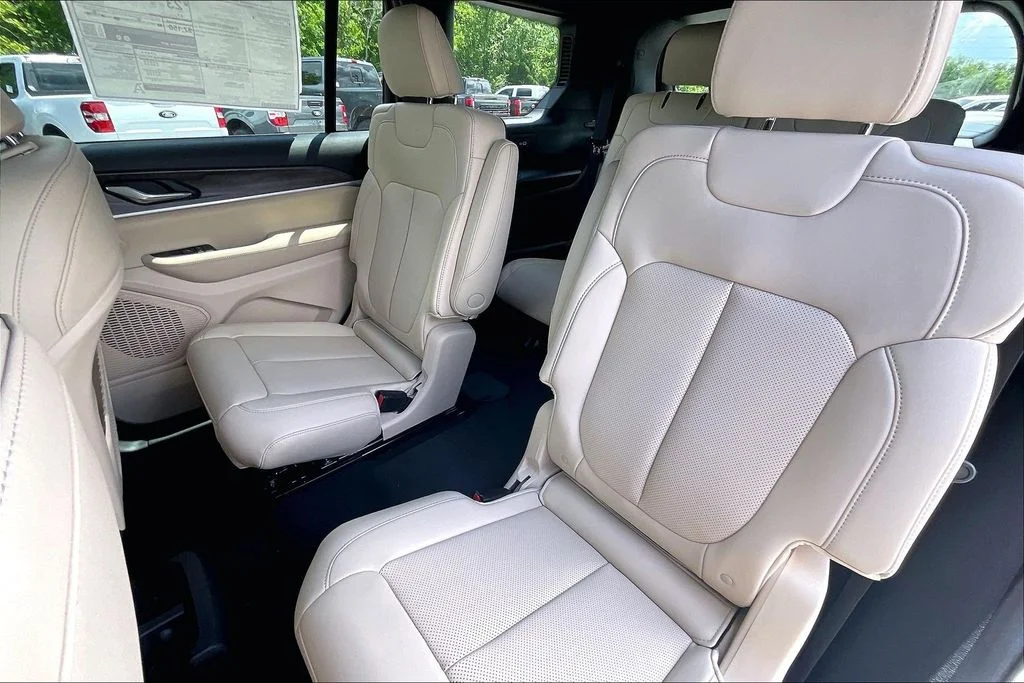 New 2026 Bright White Clear-Coat Exterior Paint Jeep Limited image 22