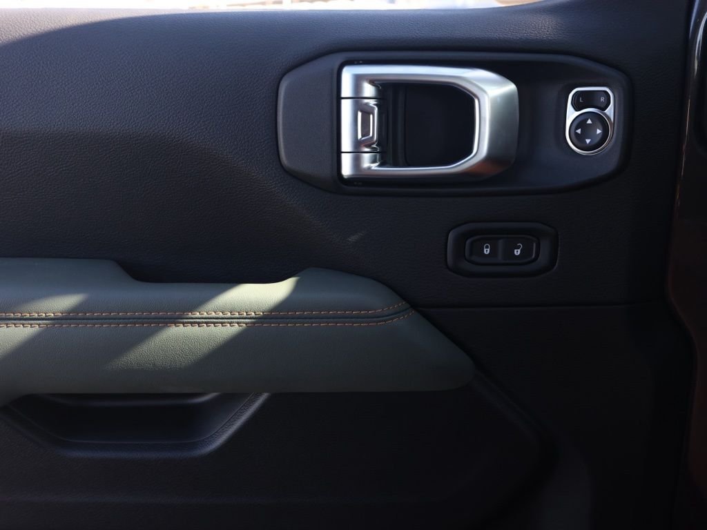 New 2026 Granite Crystal Metallic Clear-Coat Exterior Paint Jeep Mojave image 22