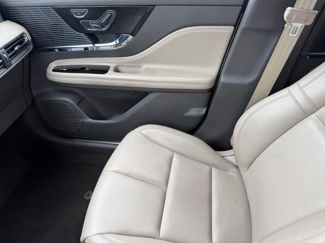 Used 2022 White Lincoln Standard image 20