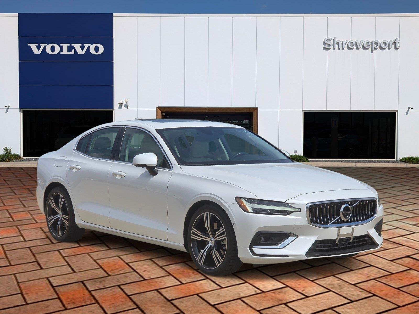 Used 2022 Crystal White Metallic Volvo Inscription image 3