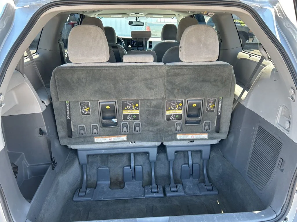 Used 2016 Silver Toyota LE image 21
