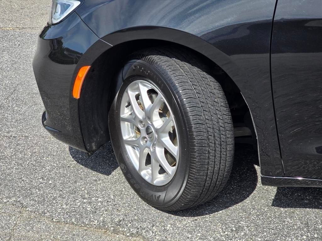 Used 2023 Black Chrysler Touring L image 27