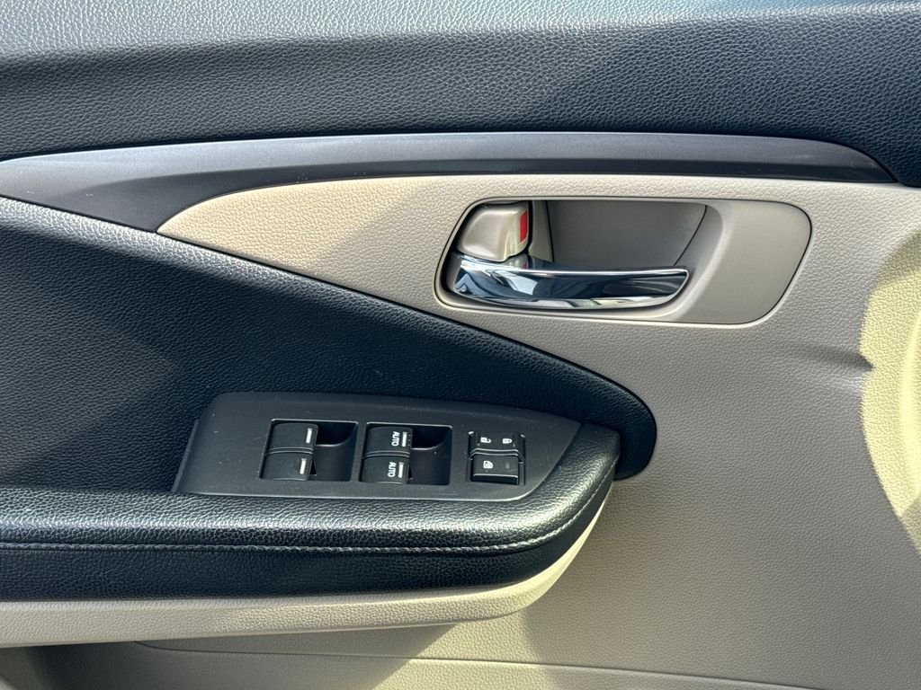 Used 2017  Honda EX-L image 32