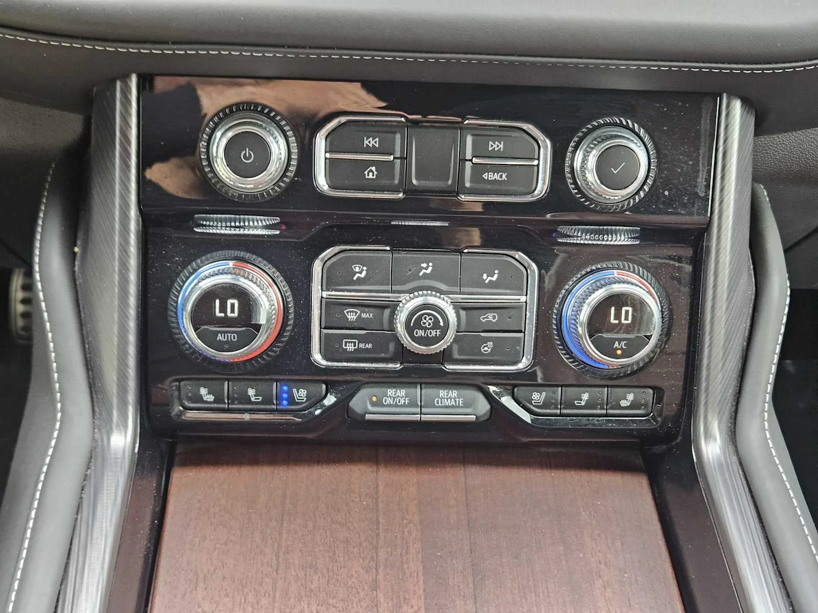Used 2023 White Frost Tricoat GMC Denali Ultimate image 13