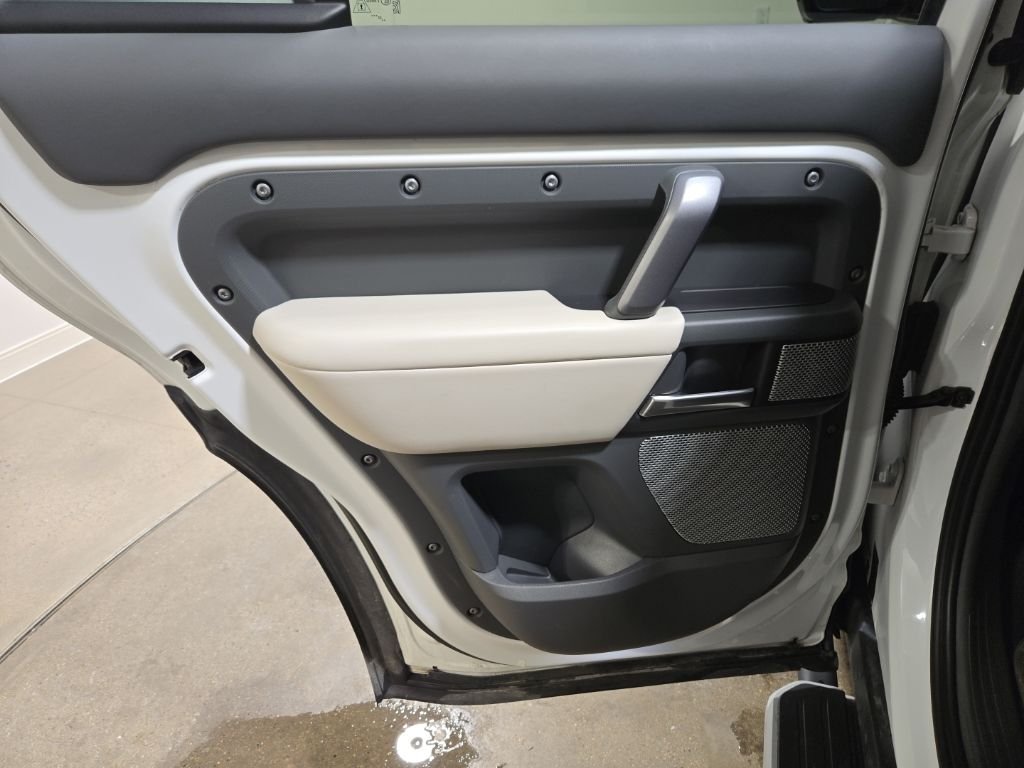 Used 2023 Fuji White Land Rover X-Dynamic SE image 27