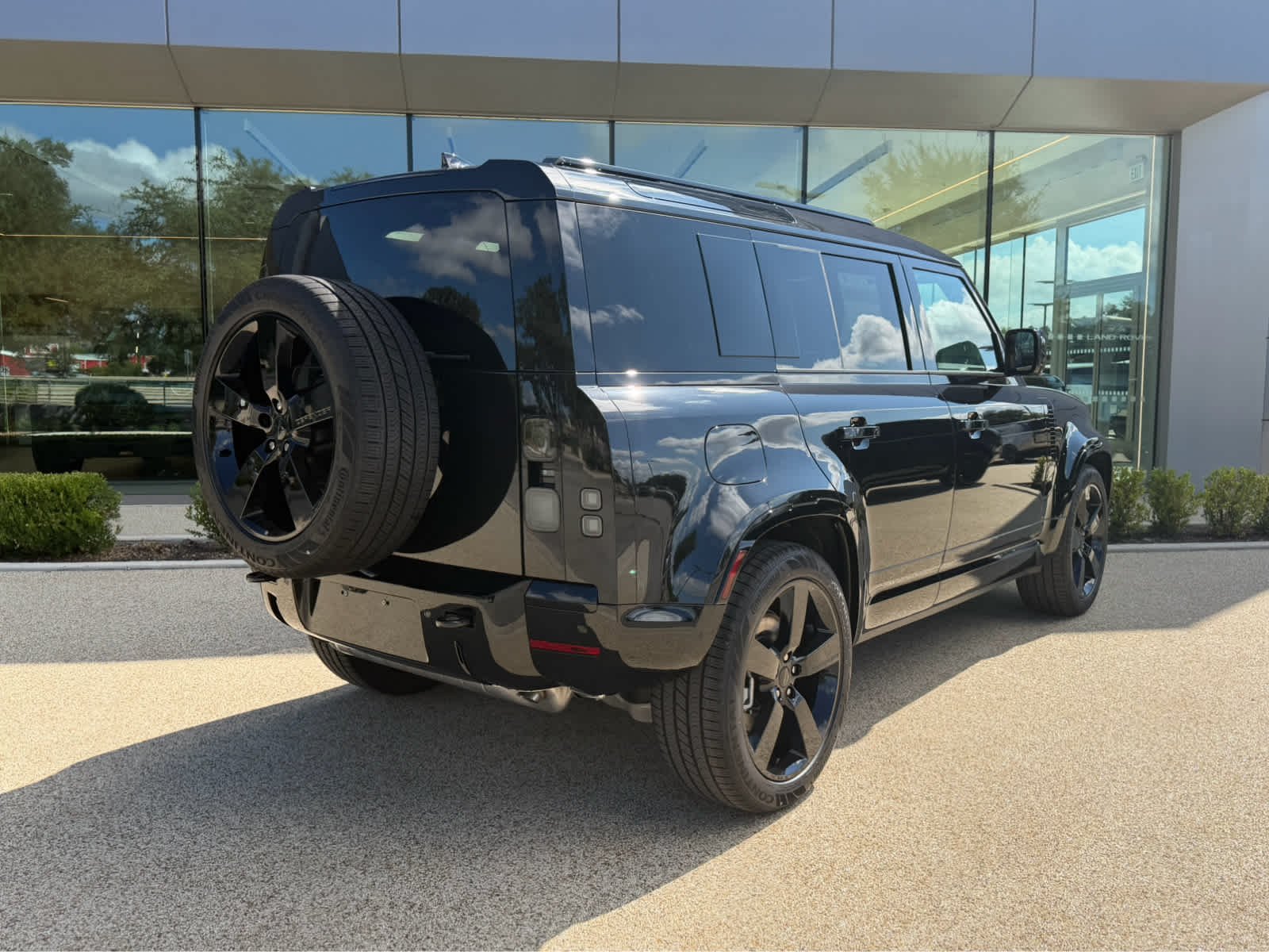 New 2026 Santorini Black Land Rover X-Dynamic SE image 4