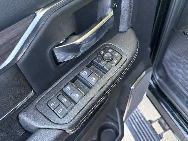 New 2027 Diamond Black Crystal Pearl-Coat Exterior Paint RAM Laramie image 11