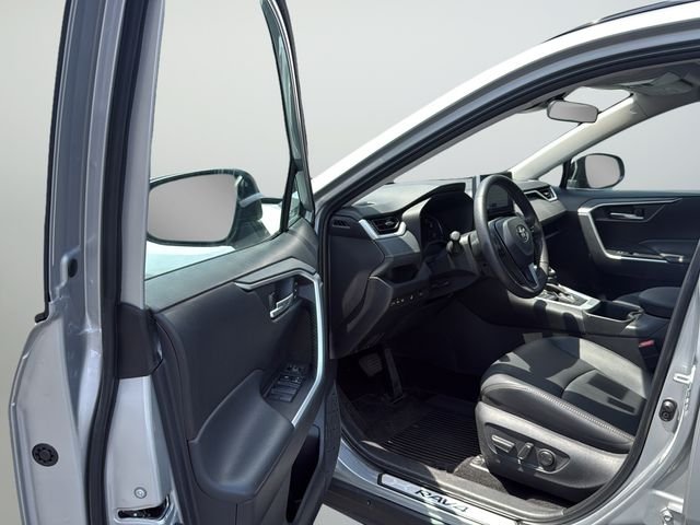 Used 2025 Silver Toyota XLE Premium image 25