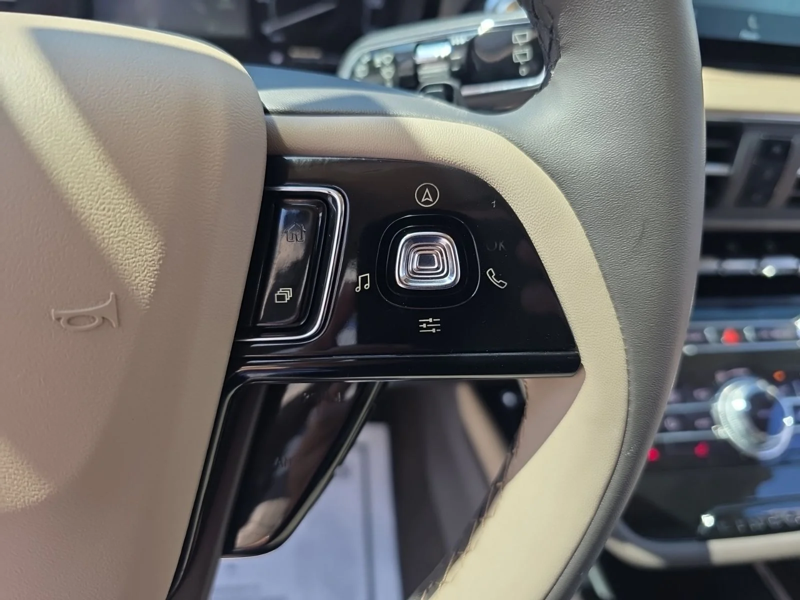 Used 2022 Smoke Metallic Lincoln Standard image 13