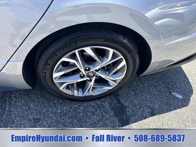 Used 2023 Silver Hyundai SEL image 11