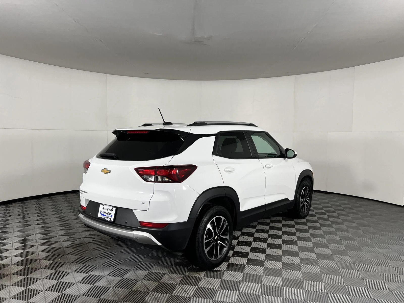 Used 2024 Summit White Chevrolet LT image 6