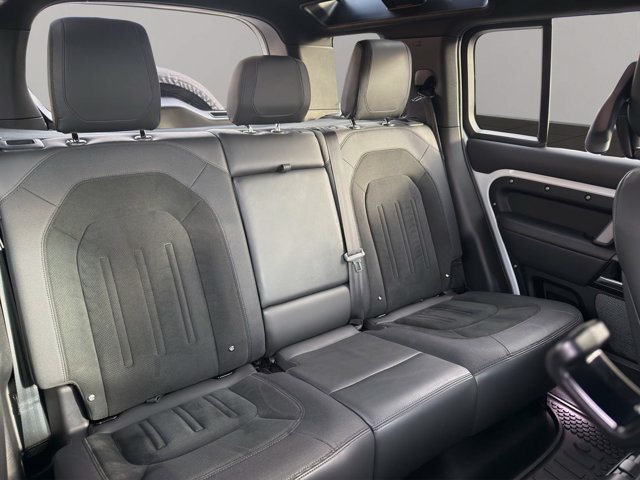 Used 2023 White Land Rover V8 image 22