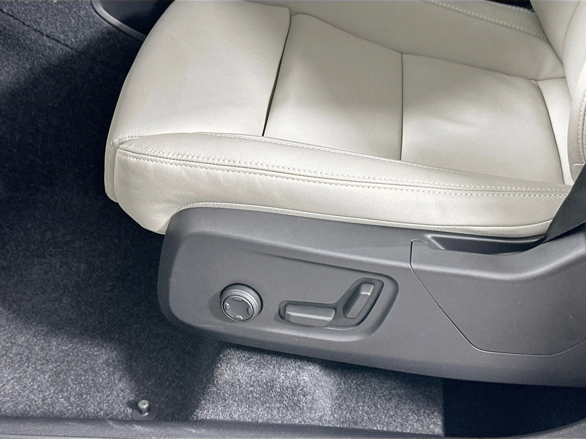 2026 Volvo XC40 Ultra - Photo 19